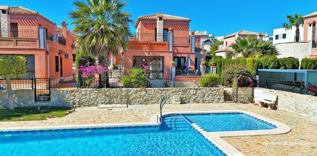 Chalet de 3 habitaciones en San Miguel de Salinas en venta con piscina - 310.000 € (Ref: 9685587)