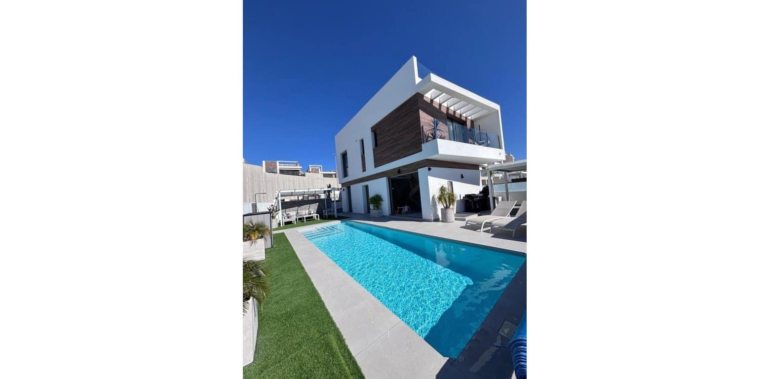 5 makuuhuone Huvila myytävänä paikassa Villamartin - 595 000 € (Ref: 9687356)