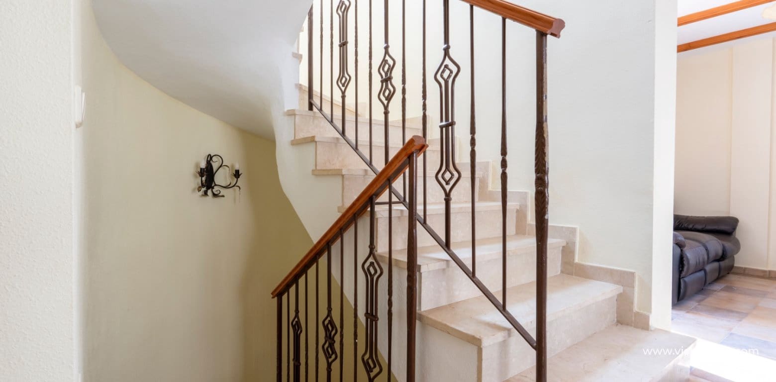 Chalet de 6 habitaciones en Villamartin en venta - 365.000 € (Ref: 9691432)