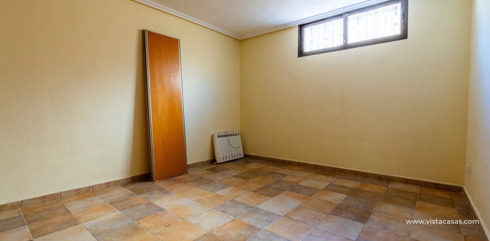 Chalet de 6 habitaciones en Villamartin en venta - 365.000 € (Ref: 9691432)