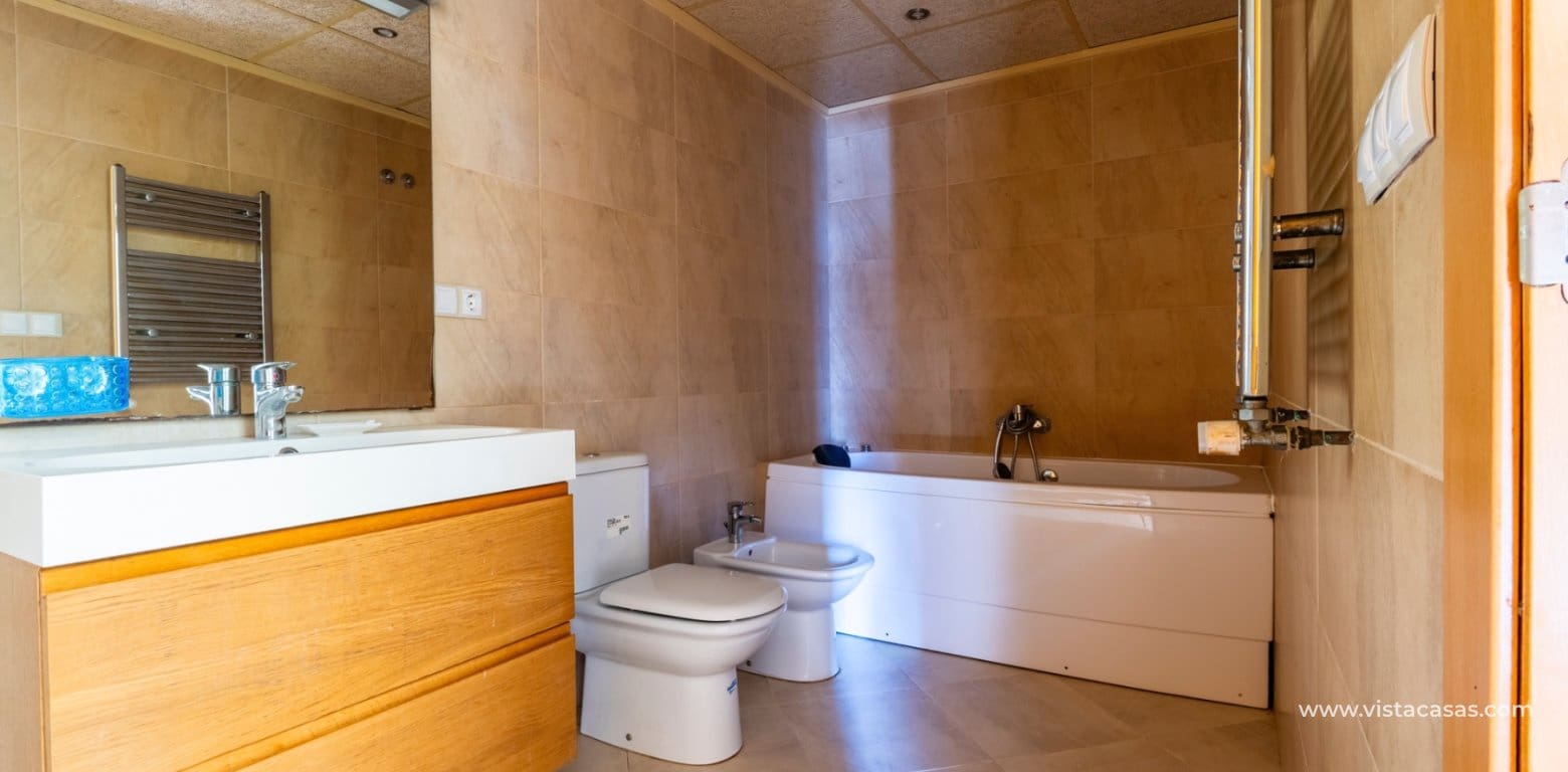 Chalet de 6 habitaciones en Villamartin en venta - 365.000 € (Ref: 9691432)