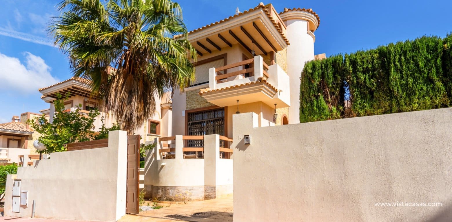 Chalet de 6 habitaciones en Villamartin en venta - 365.000 € (Ref: 9691432)