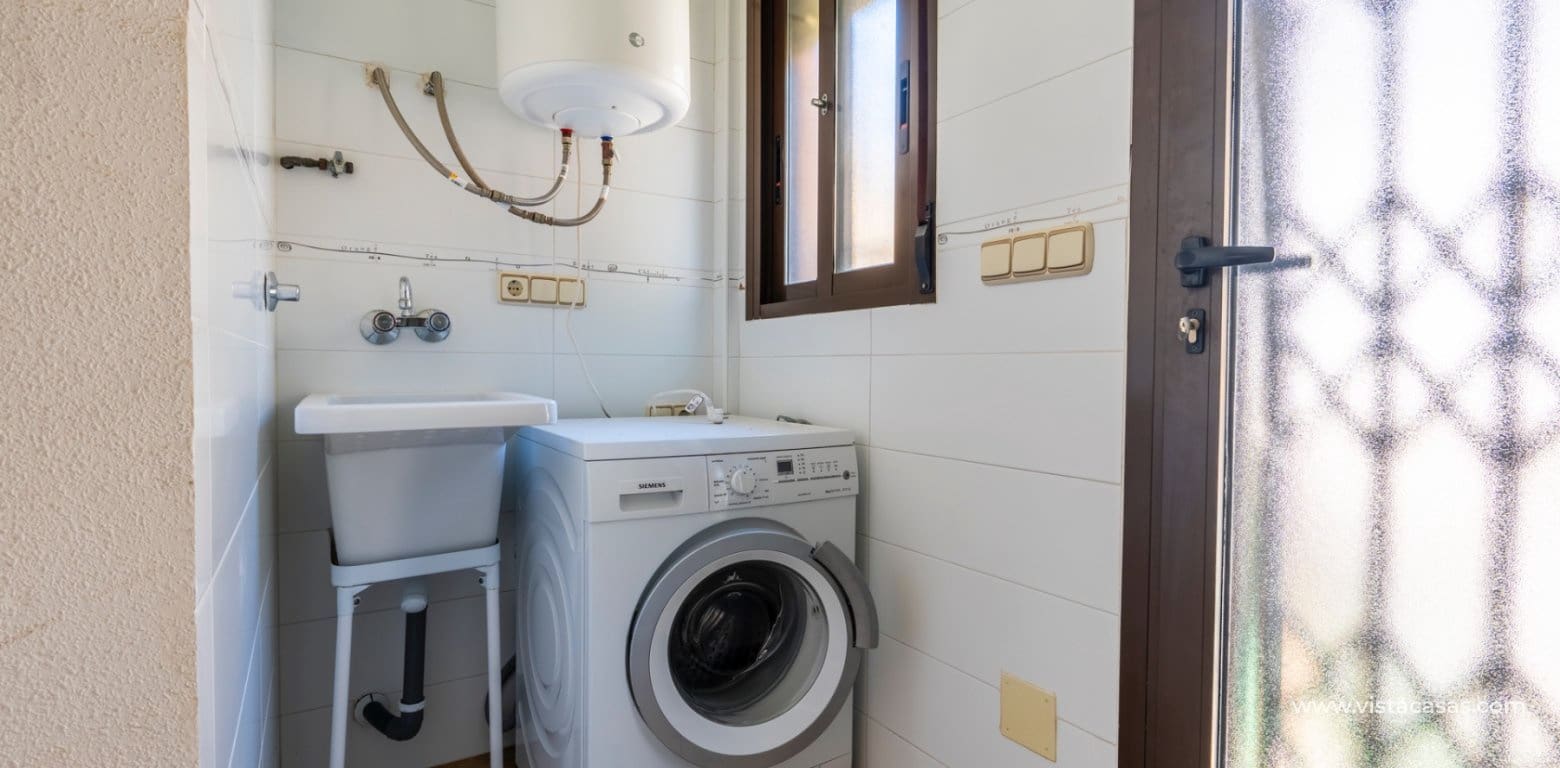 Chalet de 6 habitaciones en Villamartin en venta - 365.000 € (Ref: 9691432)