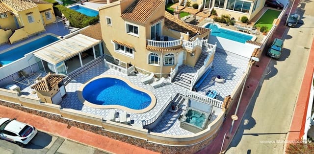 3 slaapkamer Villa te koop in Villamartin, Orihuela met zwembad - € 499.000 (Ref: 9729514)