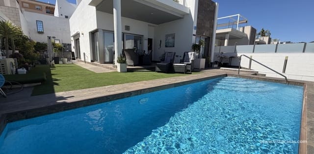 Chalet de 3 habitaciones en Villamartin, Orihuela en venta - 460.000 € (Ref: 9739100)