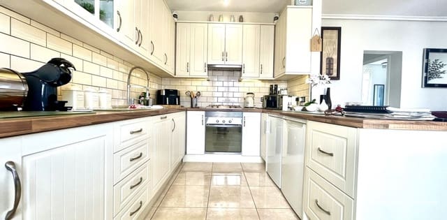 Chalet de 2 habitaciones en Villamartin, Orihuela en venta - 390.000 € (Ref: 9742163)