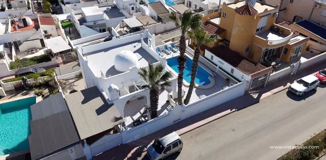 Chalet de 2 habitaciones en Villamartin, Orihuela en venta - 390.000 € (Ref: 9742163)