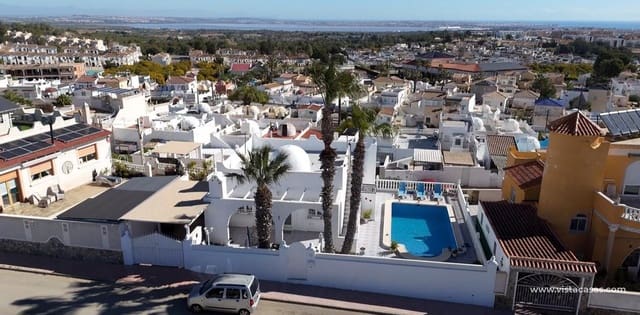 Chalet de 2 habitaciones en Villamartin, Orihuela en venta - 390.000 € (Ref: 9742163)