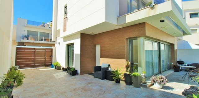 3 slaapkamer Villa te koop in Villamartin, Orihuela met zwembad - € 469.000 (Ref: 9782853)