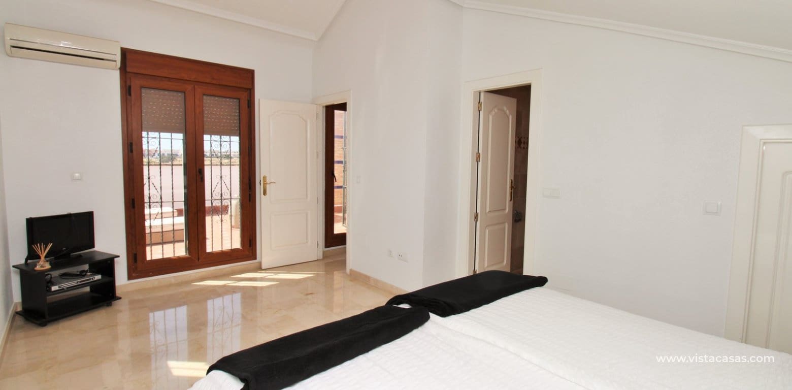 3 bedroom Townhouse for sale in Villamartin with pool - € 284,950 (Ref: 9865530)