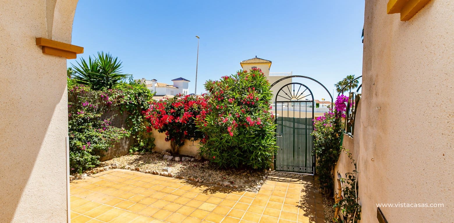 Casa de 2 habitaciones en La Zenia en venta - 235.000 € (Ref: 9892690)