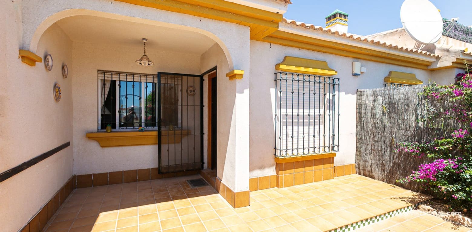 Casa de 2 habitaciones en La Zenia en venta - 235.000 € (Ref: 9892690)