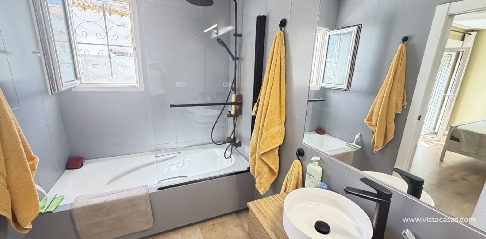 3 bedroom Villa for sale in Villamartin - € 419,995 (Ref: 9928069)