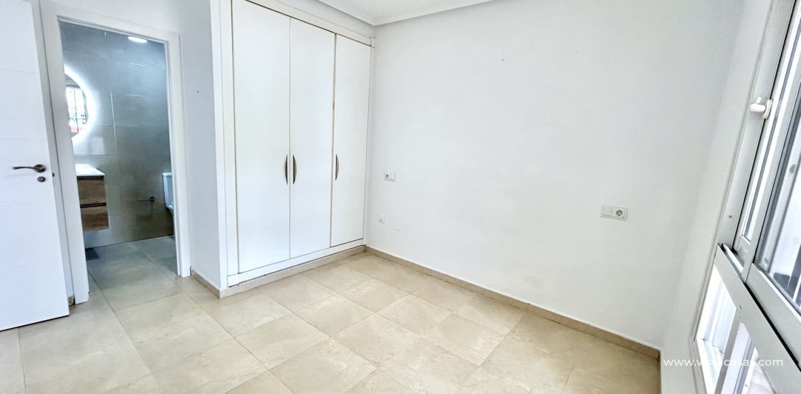 2 soverom Leilighet til salgs i Villamartin med svømmebasseng garasje - € 189 000 (Ref: 9929890)