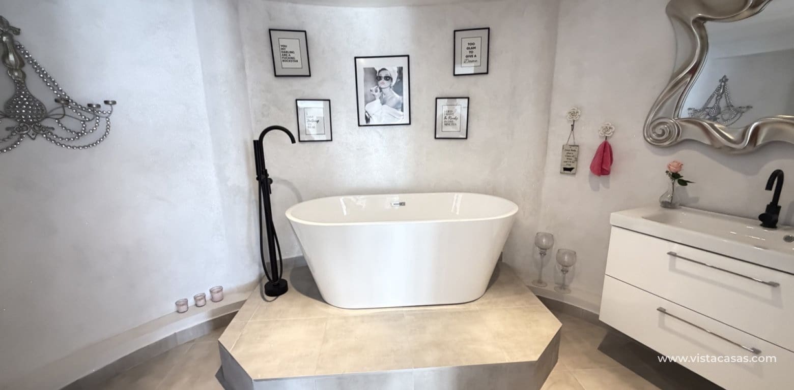 Chalet de 3 habitaciones en San Miguel de Salinas en venta - 350.000 € (Ref: 9940842)