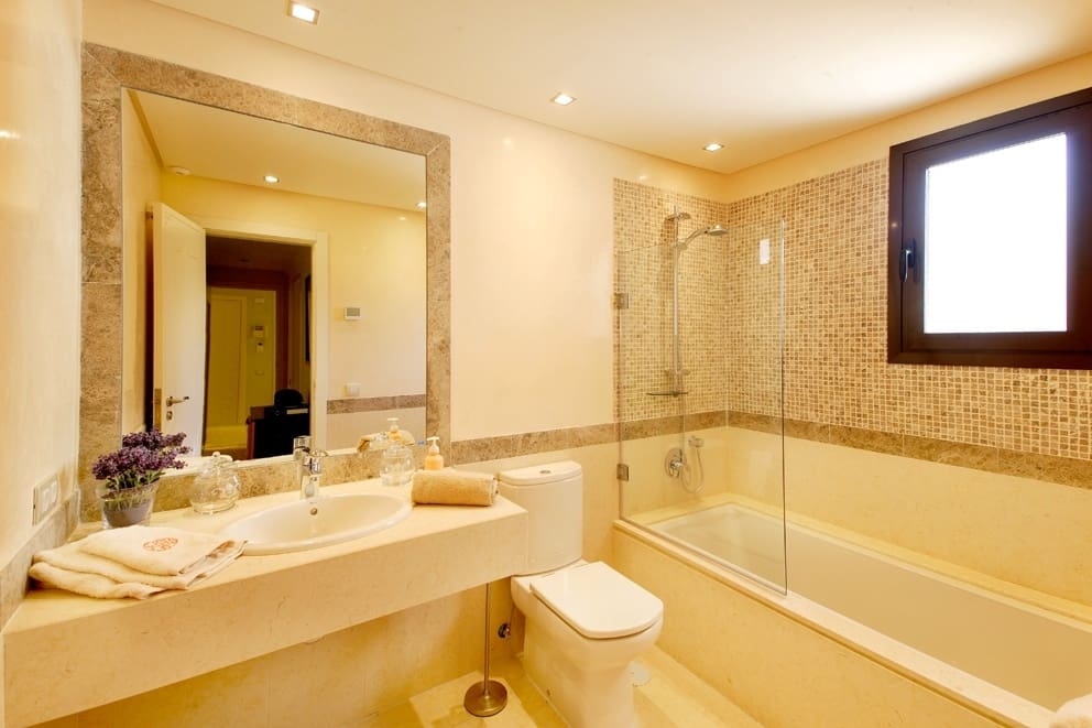 Apartamento de 2 habitaciones en Estepona en venta con piscina - 550.000 € (Ref: 7538600)