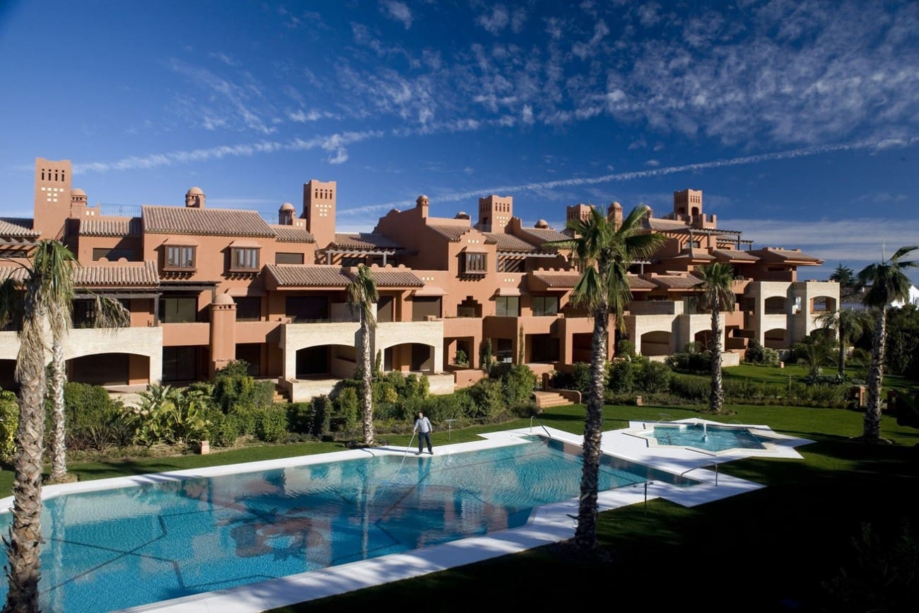 Apartamento de 2 habitaciones en Estepona en venta con piscina - 550.000 € (Ref: 7538600)