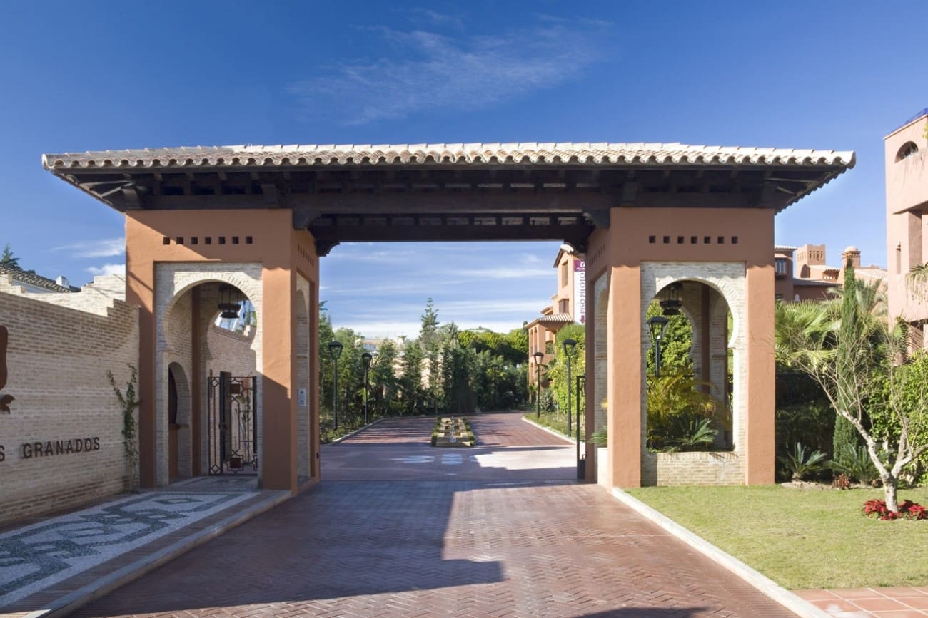 Apartamento de 2 habitaciones en Estepona en venta con piscina - 550.000 € (Ref: 7538600)