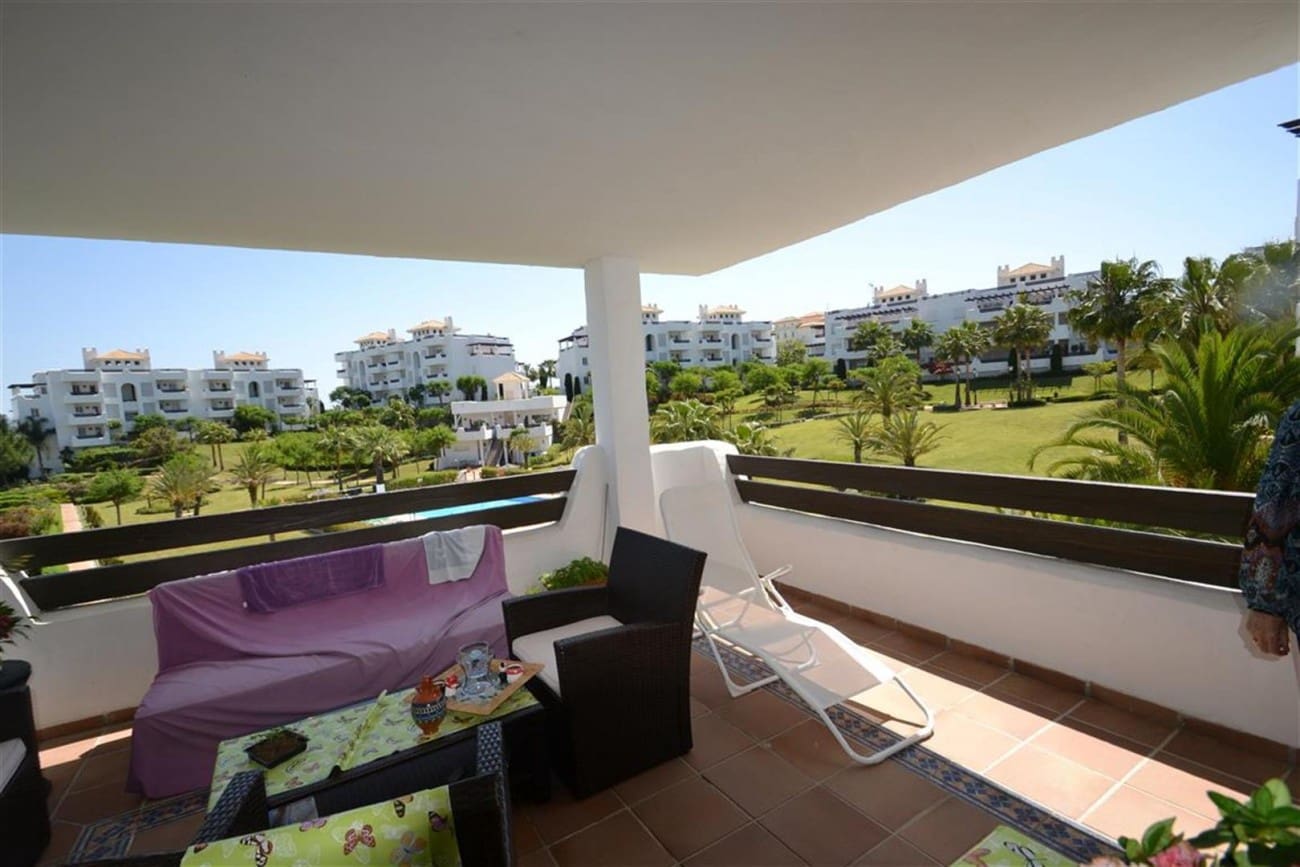 3 bedroom Apartment for sale in Estepona with pool - € 280,000 (Ref: 7538604)