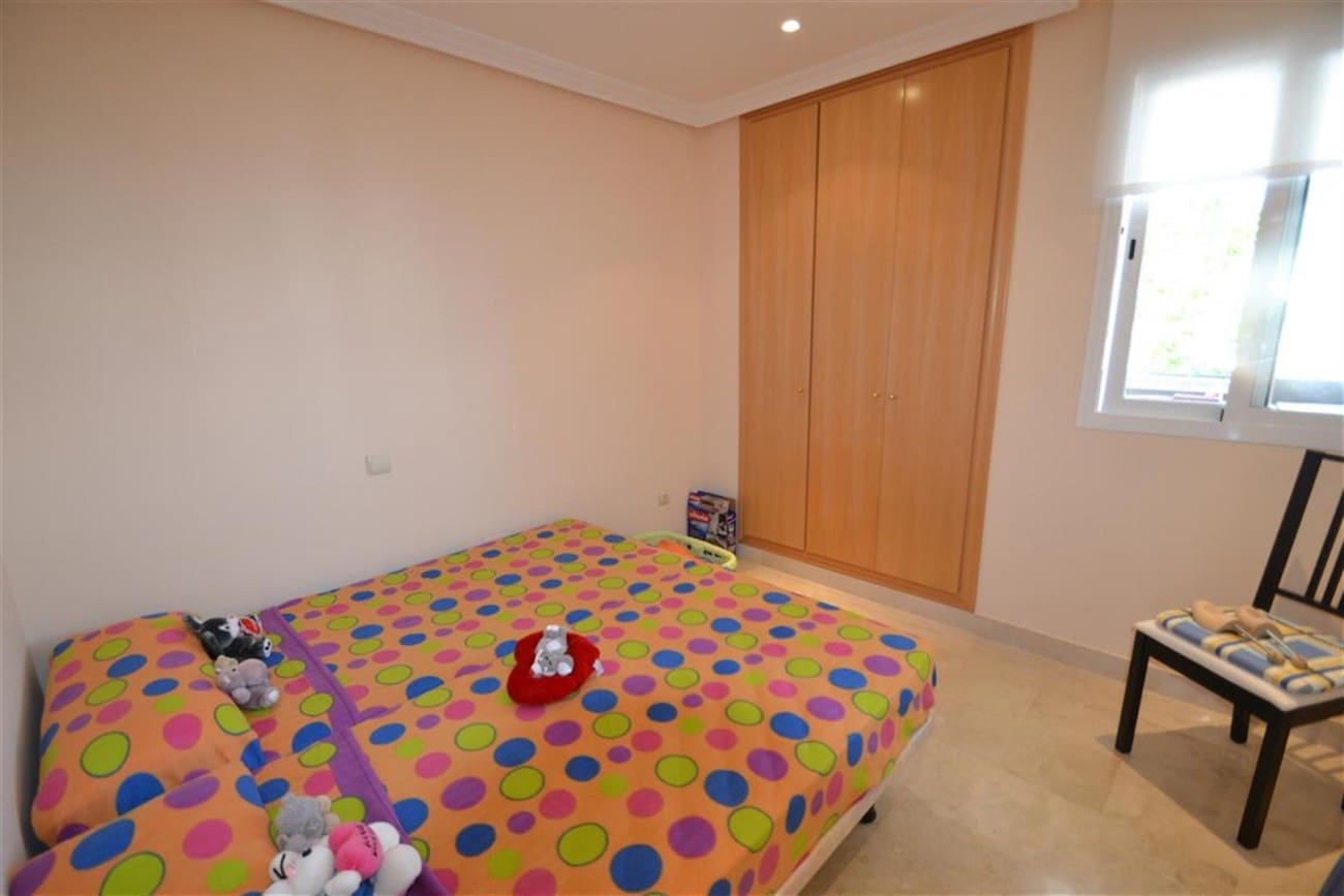 3 bedroom Apartment for sale in Estepona with pool - € 280,000 (Ref: 7538604)