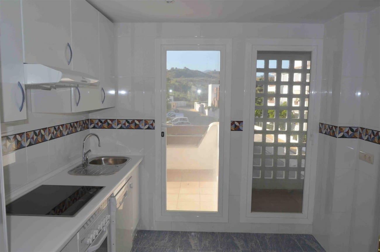 3 bedroom Apartment for sale in Estepona with pool - € 280,000 (Ref: 7538604)