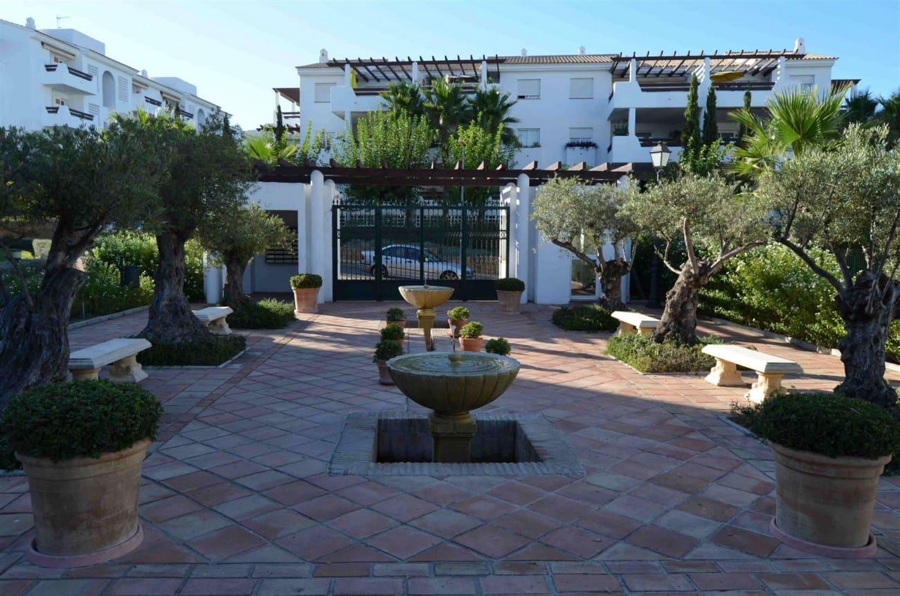 3 bedroom Apartment for sale in Estepona with pool - € 280,000 (Ref: 7538604)