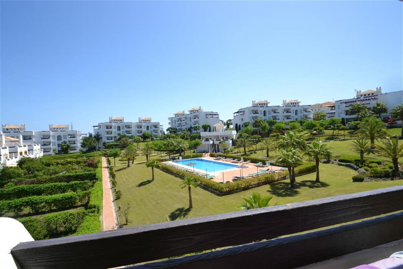 3 bedroom Apartment for sale in Estepona with pool - € 280,000 (Ref: 7538604)
