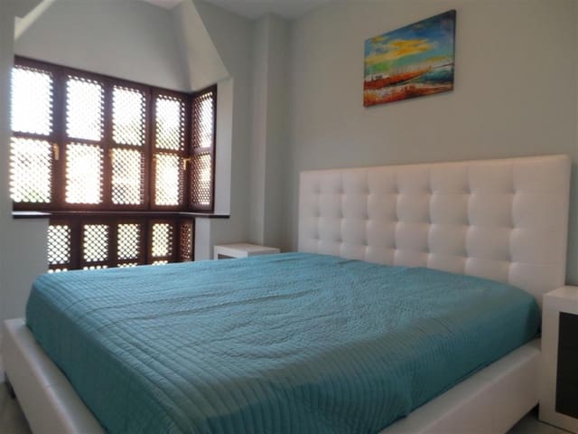 Apartamento de 3 habitaciones en New Golden Mile, Estepona en venta con piscina - 350.000 € (Ref: 7538617)