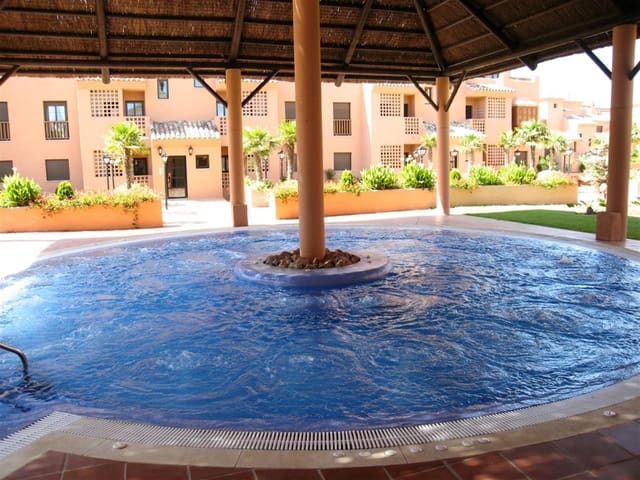 Apartamento de 3 habitaciones en New Golden Mile, Estepona en venta con piscina - 350.000 € (Ref: 7538617)