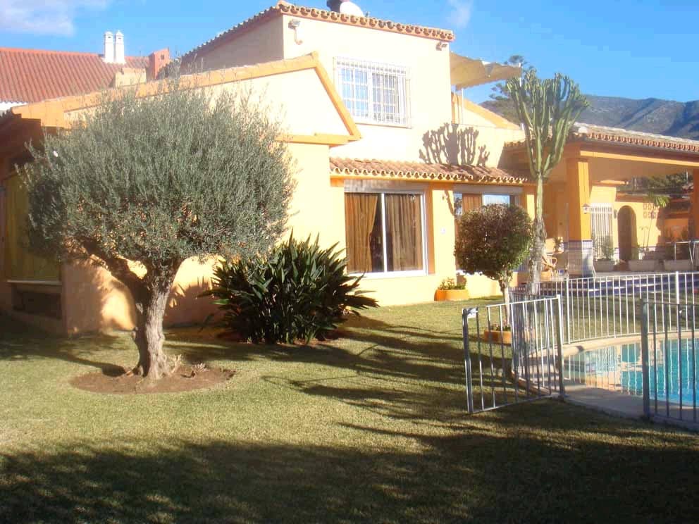 4 bedroom Villa for sale in Marbella with pool - € 850,000 (Ref: 7538658)