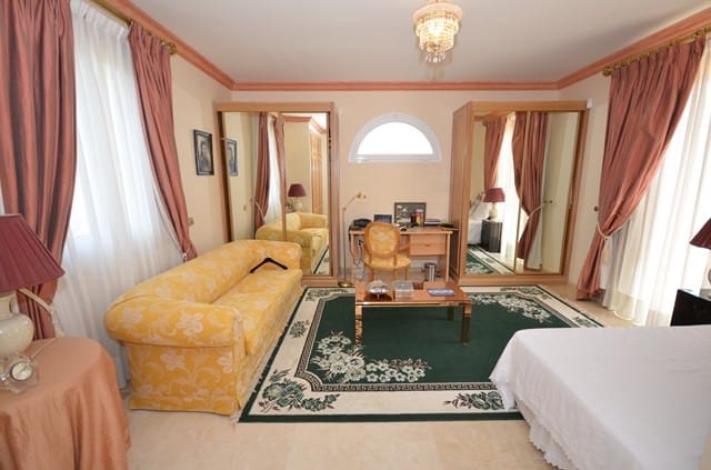 6 soverom Villa til salgs i El Paraiso med svømmebasseng - € 4 500 000 (Ref: 7538659)