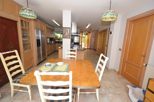 6 soverom Villa til salgs i El Paraiso med svømmebasseng - € 4 500 000 (Ref: 7538659)