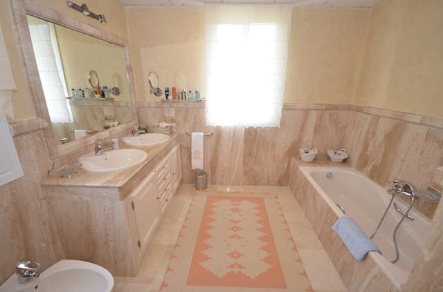 6 soverom Villa til salgs i El Paraiso med svømmebasseng - € 4 500 000 (Ref: 7538659)