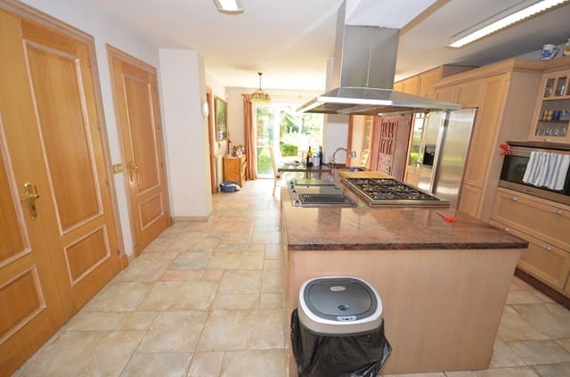 6 soverom Villa til salgs i El Paraiso med svømmebasseng - € 4 500 000 (Ref: 7538659)