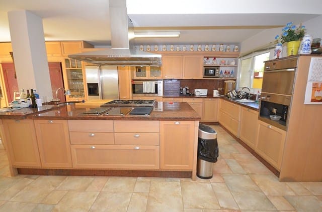 6 soverom Villa til salgs i El Paraiso, Estepona med svømmebasseng - € 4 500 000 (Ref: 7538659)