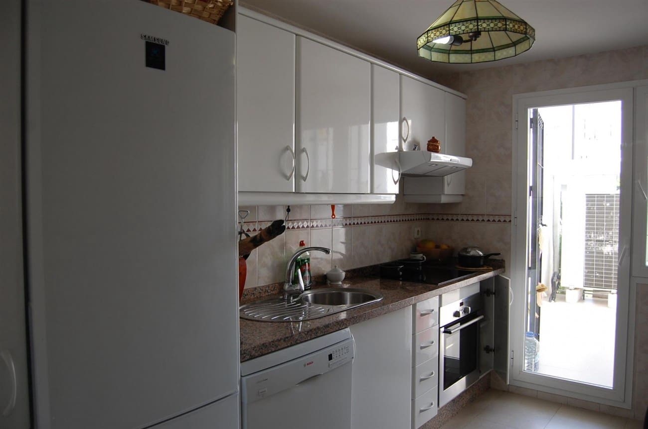 2 bedroom Apartment for sale in Marbella with pool - € 255,000 (Ref: 7538667)