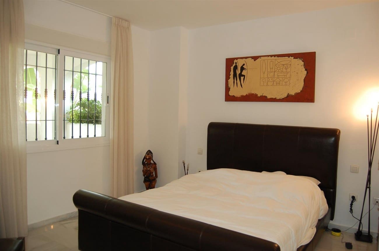 2 bedroom Apartment for sale in Marbella with pool - € 255,000 (Ref: 7538667)