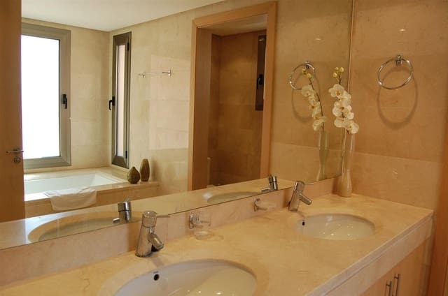 Apartamento de 2 habitaciones en Estepona en venta con piscina - 250.000 € (Ref: 7538673)