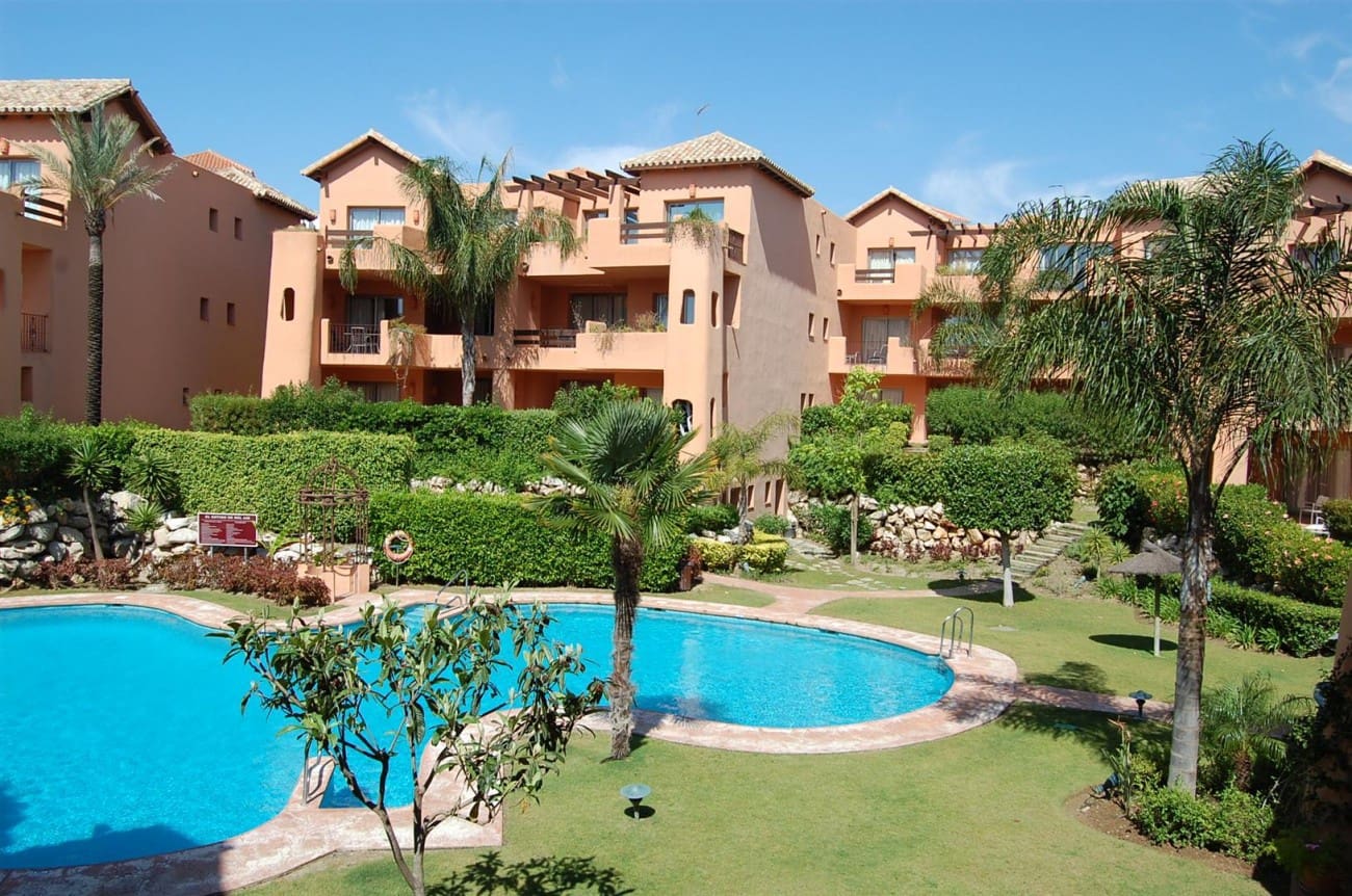 Apartamento de 2 habitaciones en Estepona en venta con piscina - 250.000 € (Ref: 7538673)