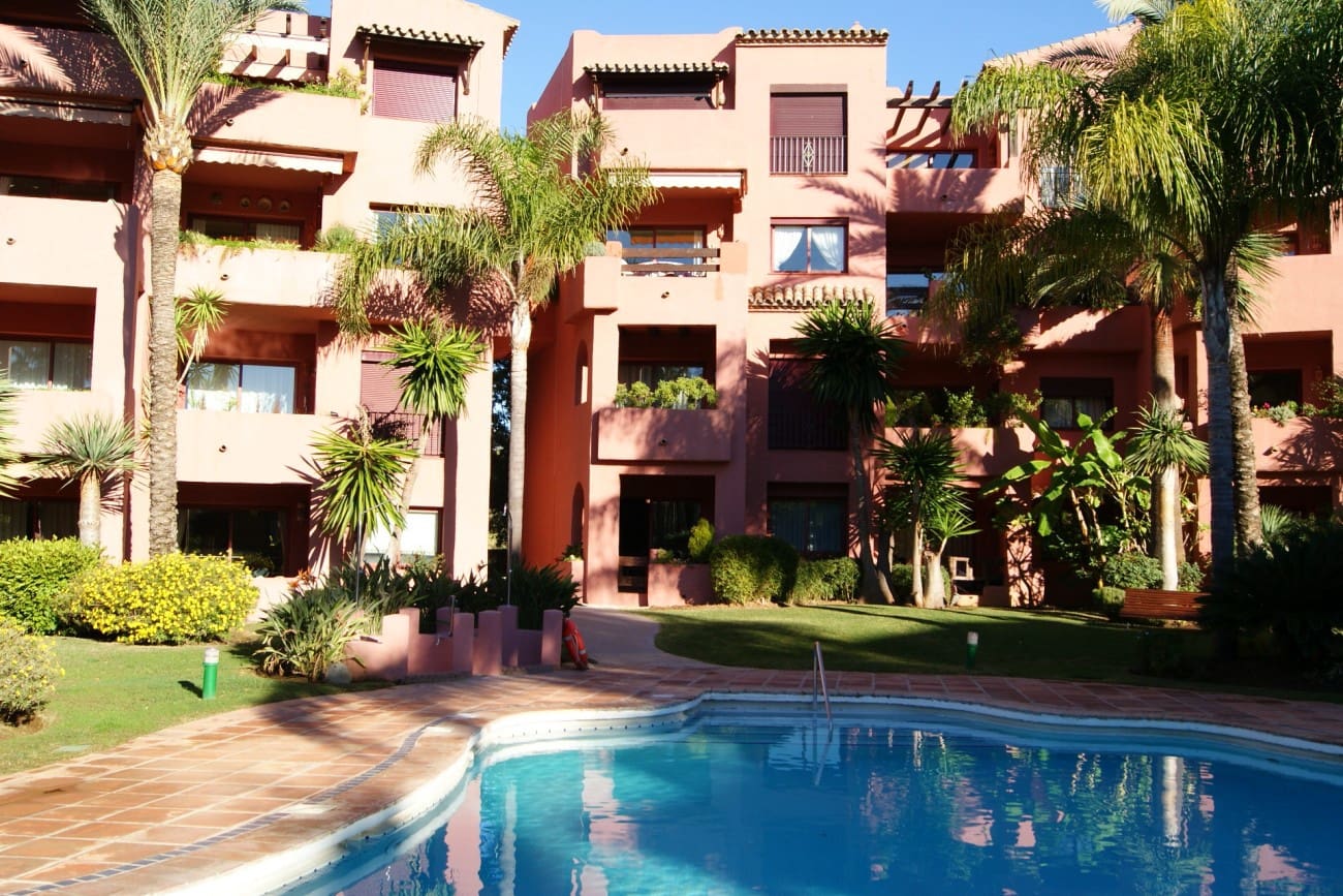 2 bedroom Apartment for sale in Marbella with pool - € 265,000 (Ref: 7538680)