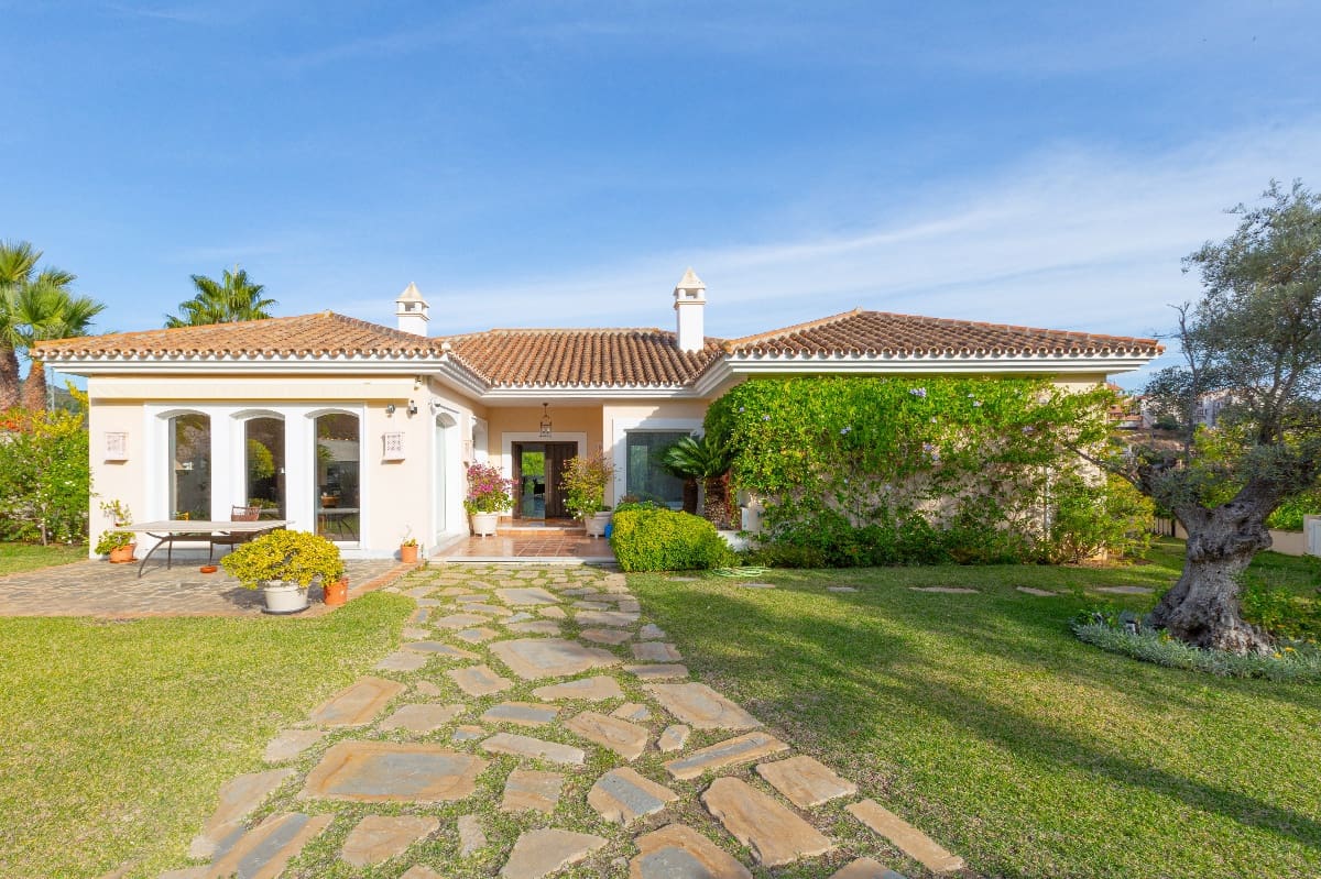 5 bedroom Villa for sale in Marbella with pool - € 1,795,000 (Ref: 7543546)