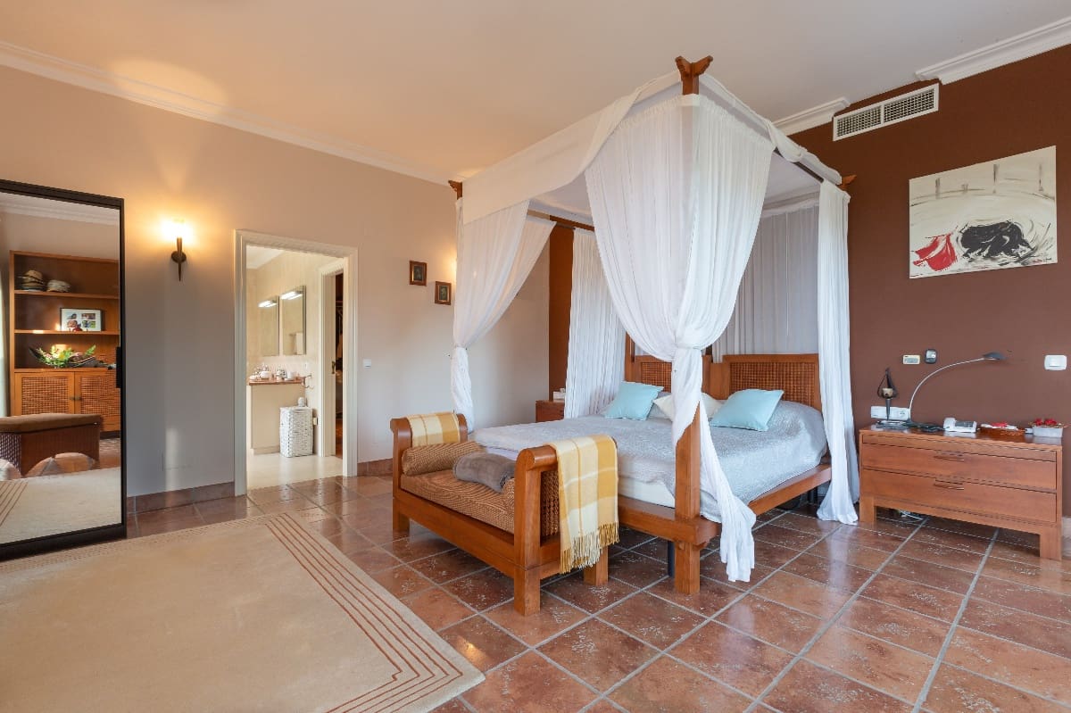 5 bedroom Villa for sale in Marbella with pool - € 1,795,000 (Ref: 7543546)