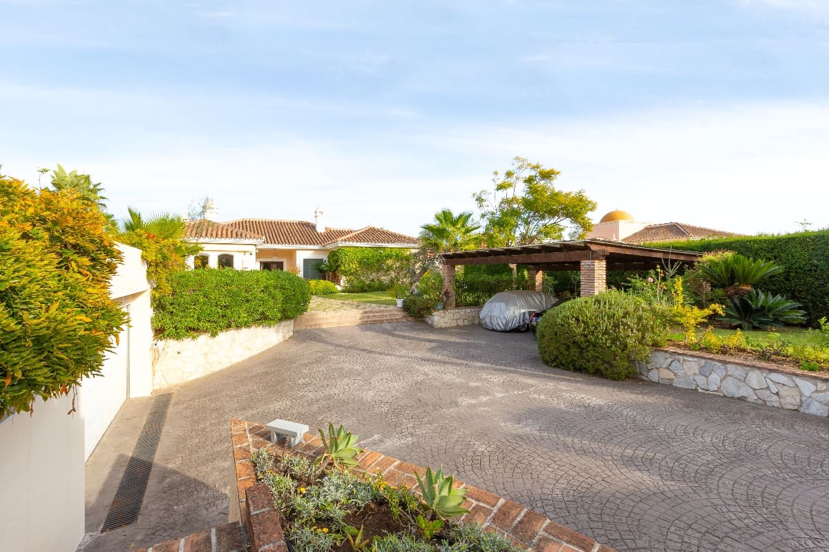 5 bedroom Villa for sale in Marbella with pool - € 1,795,000 (Ref: 7543546)