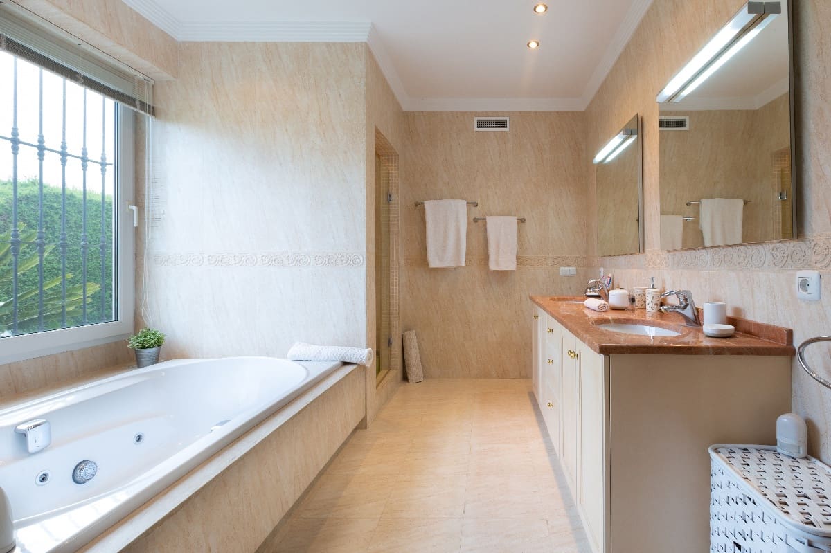 5 bedroom Villa for sale in Marbella with pool - € 1,795,000 (Ref: 7543546)