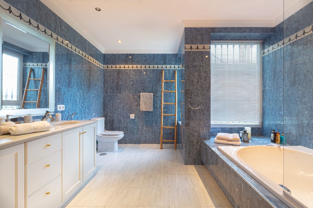 5 bedroom Villa for sale in Marbella with pool - € 1,795,000 (Ref: 7543546)