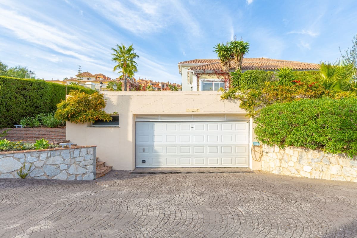 5 bedroom Villa for sale in Marbella with pool - € 1,795,000 (Ref: 7543546)