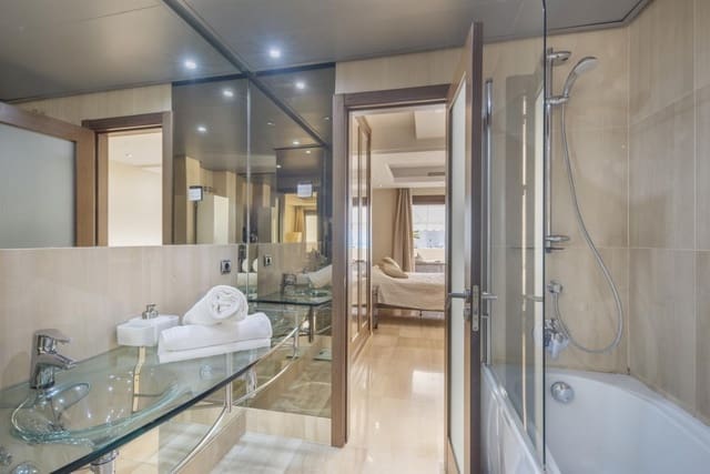 Apartamento de 3 habitaciones en New Golden Mile, Estepona en venta con piscina - 610.000 € (Ref: 7543778)