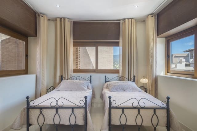 Apartamento de 3 habitaciones en New Golden Mile, Estepona en venta con piscina - 610.000 € (Ref: 7543778)