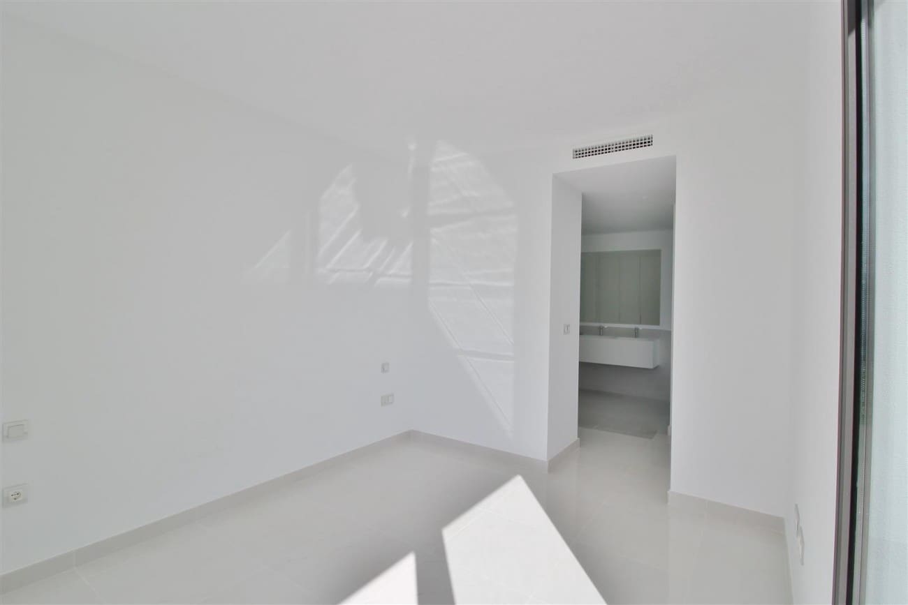 3 quarto Apartamento para venda em Estepona com piscina - 670 000 € (Ref: 7543781)