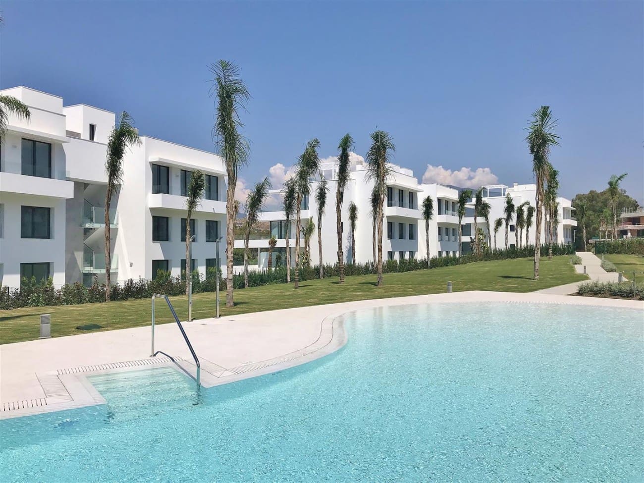 3 quarto Apartamento para venda em Estepona com piscina - 670 000 € (Ref: 7543781)